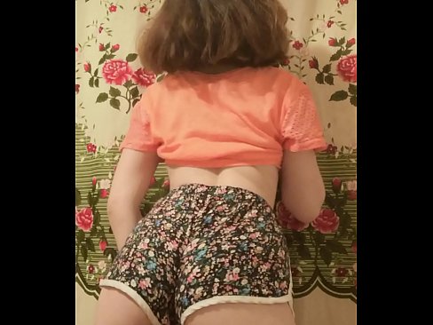 ❤️ سيڪسي نوجوان بيبي پنهنجي شارٽس کي ڪئميرا تي هٽائيندي ❌ ❌❤